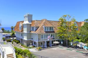 una vista aérea de una casa grande con aparcamiento en Best Western Premier Hotel Del Mar, en San Diego