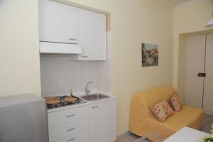 アグローポリにあるBucaniere Roomsの小さなキッチン(シンク、椅子付)