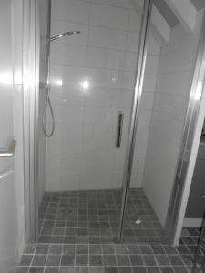 eine Dusche mit Glastür im Bad in der Unterkunft Le Haut de l'Espérance in Uffholtz