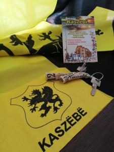 a pair of keys on a bed with a wisconsin sign at Gościniec Kaszebe in Łeba
