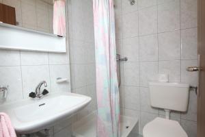 Kopalnica v nastanitvi Hotel Garni Domino