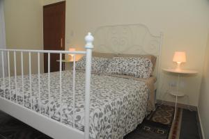 アグローポリにあるBucaniere Roomsのベッドルーム1室(ベッド1台、白黒の掛け布団付)