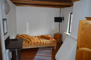 ein Schlafzimmer mit einem Bett und einem TV. in der Unterkunft Cabana Ada 1 in Vartop