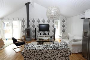sala de estar con sofá y TV en Villa near Åhus, en Yngsjö