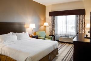 Кровать или кровати в номере Holiday Inn Express & Suites Nevada, an IHG Hotel