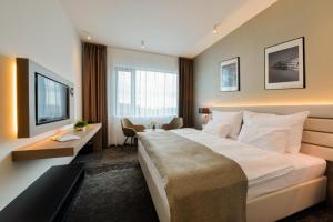 Grid Hotel tesisinde bir odada yatak veya yataklar