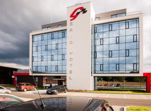 un edificio con un cartello sul lato di Grid Hotel a Brno