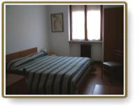 1 dormitorio con cama, ventana y silla en Dujany, en Nus