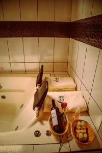 bañera con 2 camas y 2 botellas de vino en Ecolodge Don Felix en Quillabamba