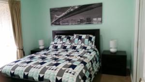 NumurkahNumurkah Self Contained Apartments - The Mieklejohn的一间卧室配有一张带 ⁇ 子毯子的床