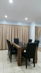 NumurkahNumurkah Self Contained Apartments - The Mieklejohn的配有木桌椅的餐厅
