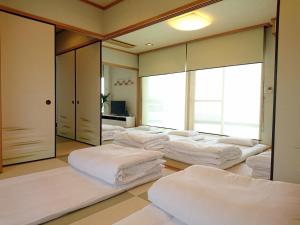 Säng eller sängar i ett rum på Shirahama Seaside Villa
