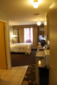 um quarto de hotel com uma cama e uma cozinha em Hillcrest Motel em Swan Hills