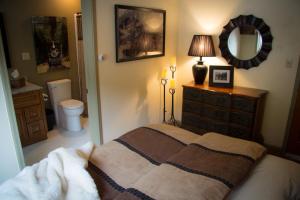 Uma cama ou camas num quarto em The Silver Lake Lodge - Adults Only