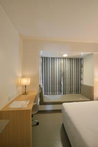 Postel nebo postele na pokoji v ubytování Krishna Palace Hotel - Ambernath