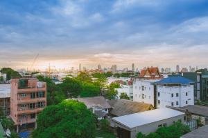uma vista para uma cidade com edifícios e um horizonte da cidade em S.E.T Thanmongkol Residence em Banguecoque