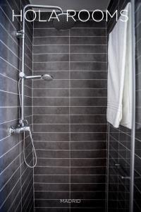 Ένα μπάνιο στο Hola Rooms