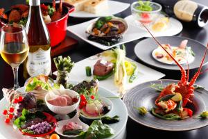uma mesa com pratos de comida e uma garrafa de vinho em Bishoku no Kakurega Provence em Shima