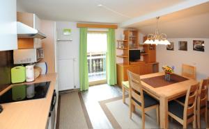 フィーホーフェンにあるAppartement Dürlingerのテーブルと椅子のあるキッチンとダイニングルーム