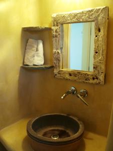 y baño con lavabo de madera y espejo. en Almyra Yellow Villa en Kithnos