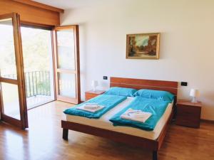 ポンテ・ネッラルピにあるBed&Breakfast Zattieriのベッドルーム1室(青い枕のベッド1台付)