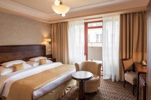 Postel nebo postele na pokoji v ubytování Majestic Plaza Hotel Prague