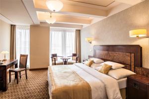 Postel nebo postele na pokoji v ubytování Majestic Plaza Hotel Prague