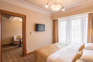Postel nebo postele na pokoji v ubytování Majestic Plaza Hotel Prague