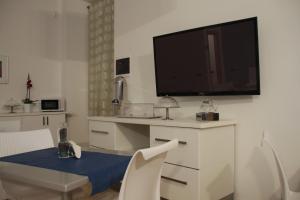 A television and/or entertainment centre at Bovio Modern Suite