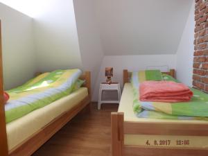 2 letti singoli in una camera con muro di mattoni di Apartments Marija a Divčibare