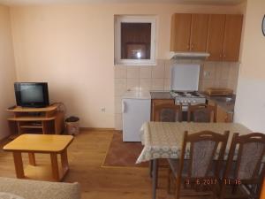 una piccola cucina con tavolo e televisore di Apartments Marija a Divčibare Altre 37 foto