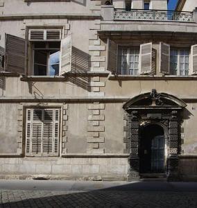 - un bâtiment ancien avec une porte et des fenêtres dans l'établissement La Lodge Victoria -Vieille Ville & Pépinière -50m2, à Nancy