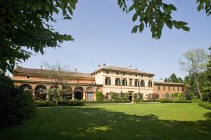 Agriturismo Cascina Farisengo في Stagno Lombardo: اطلالة خارجية على قصر مع ساحة كبيرة