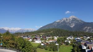 un village dans les montagnes avec des montagnes en arrière-plan dans l'établissement Ferienhaus Heidi, à Piller