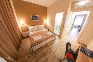 Camera piccola con letto e tavolo di Quinto Stabile Rooms&Suite a Palermo