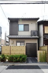 dom z płotem przed nim w obiekcie Miyabi w mieście Kioto