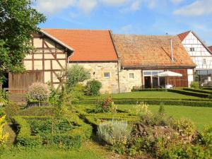 uma casa com um jardim em frente em Ferienhaus Bauhaus em Königsberg in Bayern