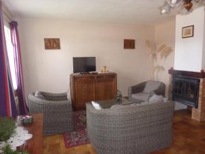 a living room with two chairs and a television at Gîte de la belle attente in Marques