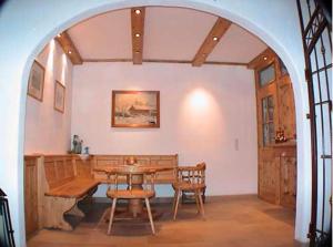 オーベルンドルフ・イン・チロルにあるPension Alpenroseのダイニングルーム(テーブル、椅子2脚付)