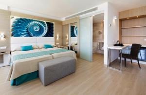 1 dormitorio con 1 cama grande, escritorio y escritorio en Marvell Club Hotel & Apartments, en Bahía de San Antonio