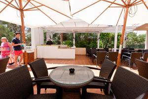 A restaurant or other place to eat at azuLine Hotel Bahamas y Bahamas II