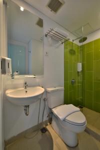 Bathroom sa Whiz Hotel Sudirman Pekanbaru