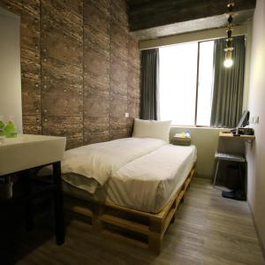Postel nebo postele na pokoji v ubytování NYS Loft Hotel