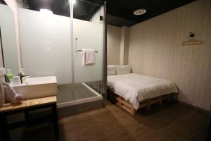 Postel nebo postele na pokoji v ubytování NYS Loft Hotel