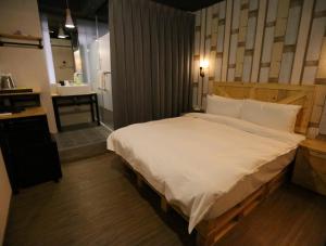 Postel nebo postele na pokoji v ubytování NYS Loft Hotel