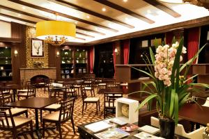 Komagane Kogen Resort Linx tesisinde bir restoran veya yemek mekanı