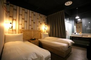 Postel nebo postele na pokoji v ubytování NYS Loft Hotel