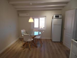 uma sala de jantar com uma mesa e cadeiras e um frigorífico em Apartamento Sol del Mar em Villajoyosa