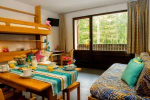 夏蒙尼-勃朗峰Chalet ATC Routes du Monde Argentiere-Chamonix的客厅里有一张桌子和一张沙发