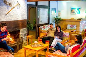 - un salon avec cheminée dans l'établissement Chalet ATC Routes du Monde Argentiere-Chamonix, à Chamonix-Mont-Blanc